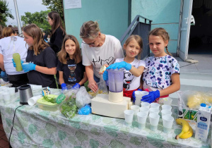Dziewczynki częstują zdrowymi sokami