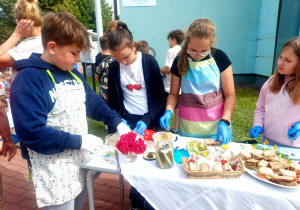 Dzieci częstują przygotowanymi smakołykami