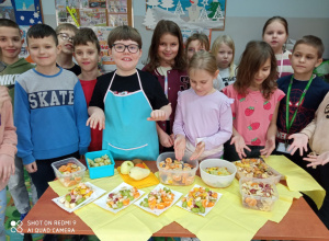 grupa dzieci z owocowymi sałatkami