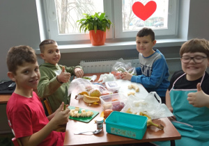 dzieci przygotowują owocową sałatkę