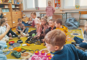 grupa dzieci słucha opiekuna psa