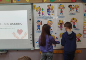 Dwoje uczniów przy tablicy