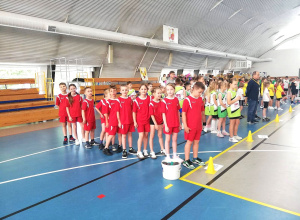 Reprezentacja naszej szkoły w czerwonych strojach stoi na sali wraz z innymi drużynami
