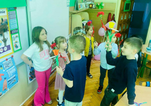 grupa dziewczynek przyjmuje życzenia od chłopców
